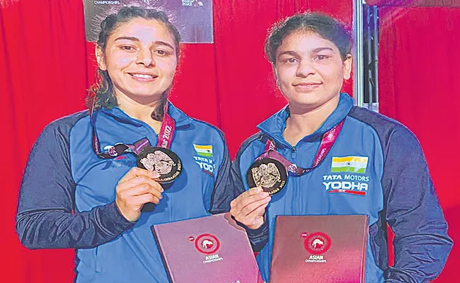 Sarita Mor, Sushma Shokeen win bronze at Asian Wrestling Championship - Sakshi