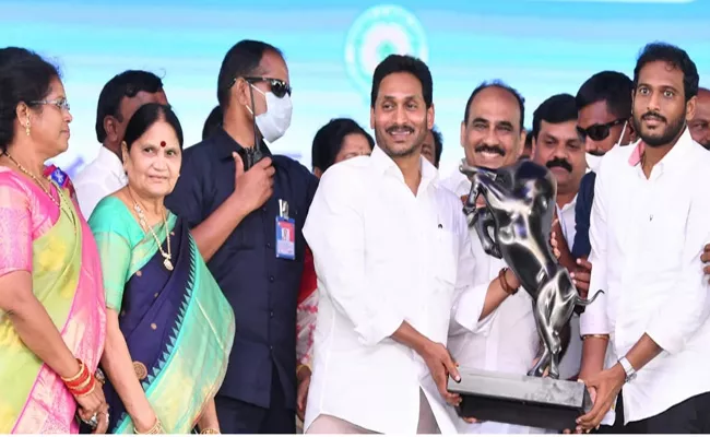 Balineni Praneeth Reddy Presents Special Gift To CM Jagan - Sakshi