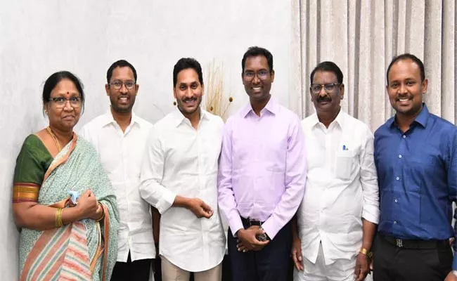 MLA Thippeswamy Family Members Meet With CM YS Jagan - Sakshi