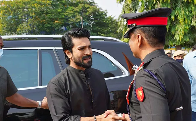 Hero Ram Charan Tej Pays Homage To War Heroes In Azadi ka Amrit Mahotsav Event - Sakshi