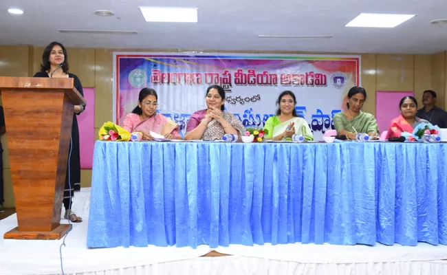 Telengana women journo workshop:Rs 5 lakhs announced by Minister Satyavathi Rathod - Sakshi