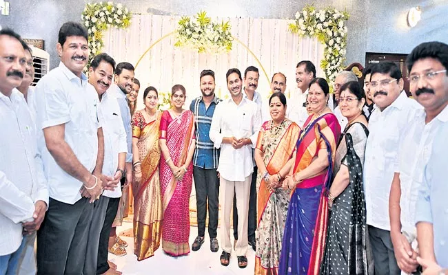 CM YS Jagan Blesses Newly Weds Couple in Ongole - Sakshi