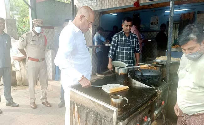 Minister Venugopala Krishna Prepare Dosa In Ramachandrapuram - Sakshi