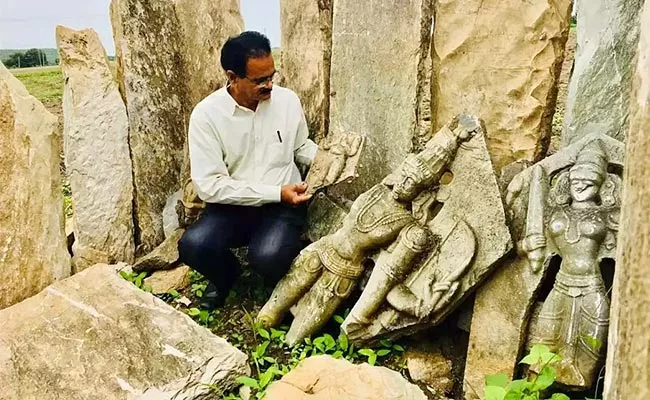 Archaeologist Sivanagireddy Says 16th Century Temple Idols Were Discovered Palnadu - Sakshi