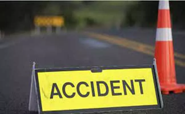 Road Accident: Bike Collides With Divider Young Man Passed Away In Annamayya District - Sakshi