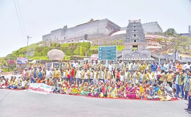 Darna Of Auto Workers Over Remove Temple Eo In Yadagirigutta - Sakshi