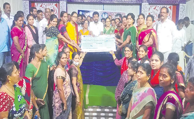 Excitement among women in thrift societies - Sakshi