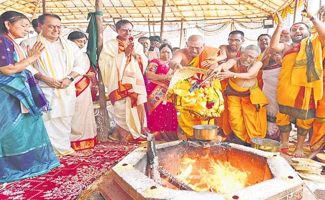 Telangana CM KCR Reopens Sri Parvathavardhini Sametha Ramalingeshwara Temple At Yadadri - Sakshi