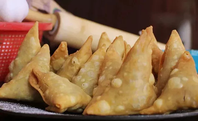 Saudi Arabia Restaurant Shut Down For Preparing Samosas In Toilet For 30 Years - Sakshi