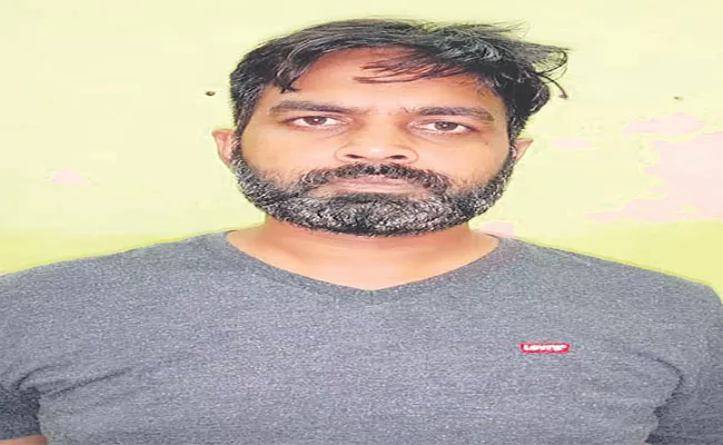 A Man Target Luxary Cars Arive Plane And Escape That Steal Cars - Sakshi