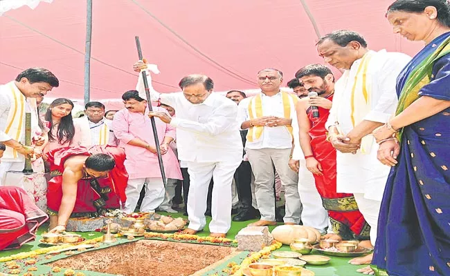 CM KCR Slams Communal Politics At Alwal Hospital Bhumi Puja - Sakshi