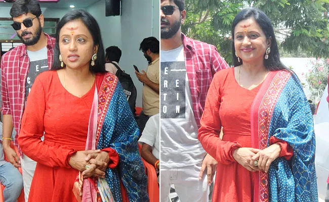 Anchor Suma Visits Warangal With Jayamma Panchayathi Movie Team - Sakshi