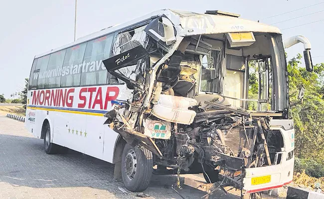 Travels Bus Lorry Accident 12 People Injured - Sakshi