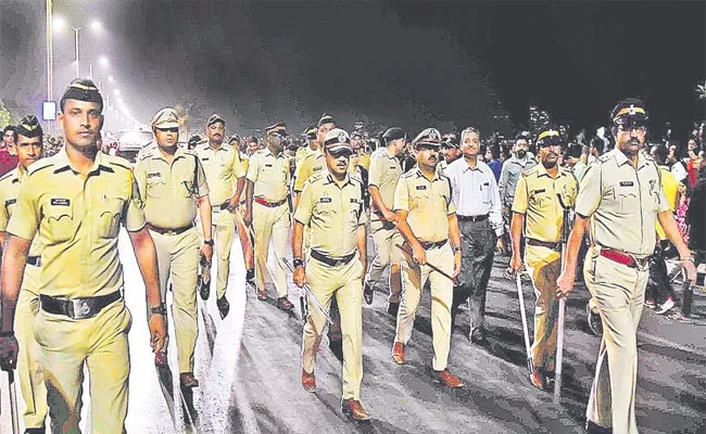 Mumbai Police chalks Out Security plan in Light of Row Festivals - Sakshi