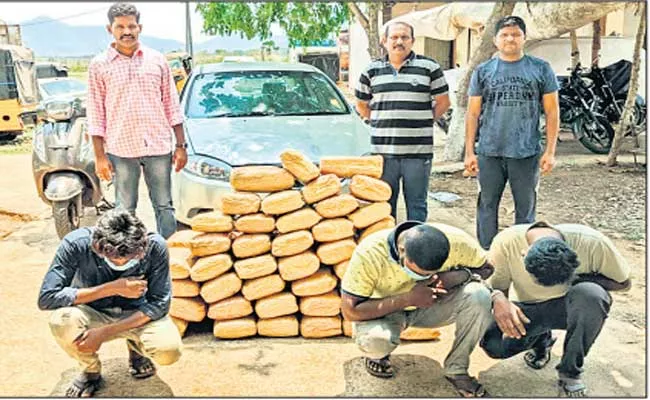 SI Dasari Nagendra Seized 120 Kg Of Cannabis At Gundlapalli - Sakshi