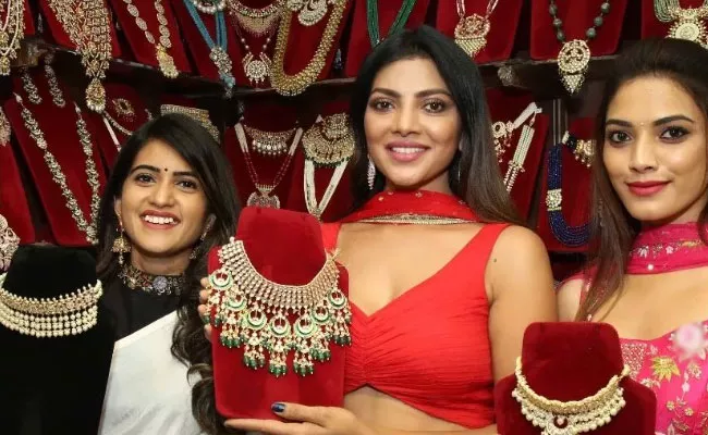 Lahari Special Guest For Sutraa Fashion And Lifestyle Exhibition In Hyderabad - Sakshi