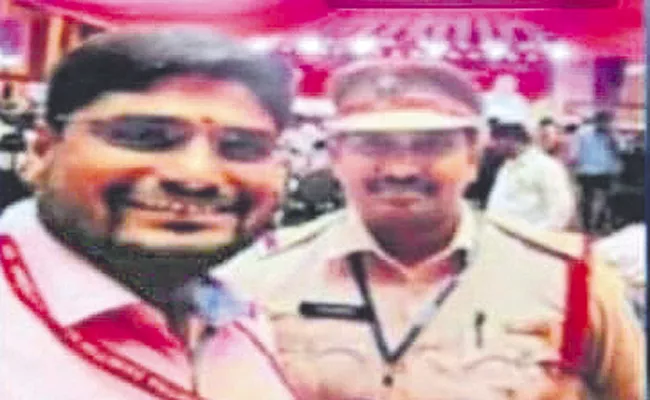 Selfie Of Accused In Srinivas Gowda Assassination Case With CI - Sakshi