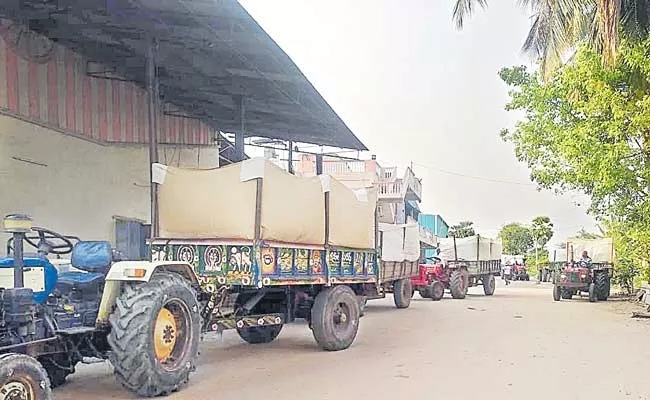 Rice Millers In Telangana Reduced The Price Of Paddy - Sakshi