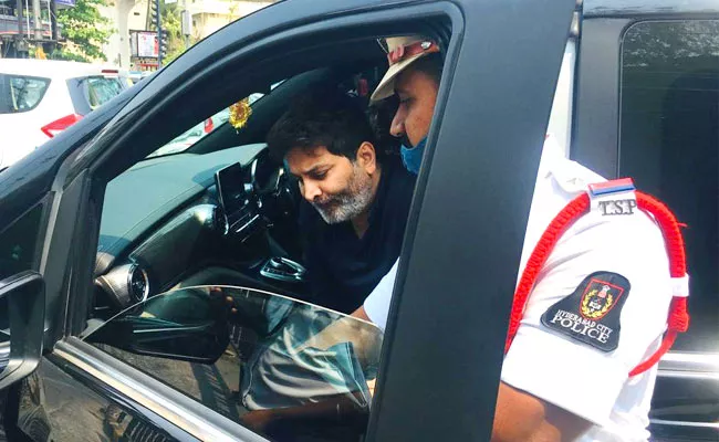 Hyderabad Traffic Police Fine Trivikram Srinivas Car At Jubilee Hills - Sakshi