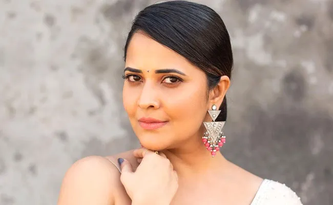 Anasuya Bharadwaj Strong Counter To Netizen On Her Clothes - Sakshi