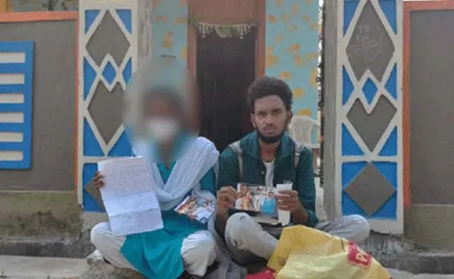 Girl Dharna In Front Of Cheating Boyfriend House At Medak - Sakshi