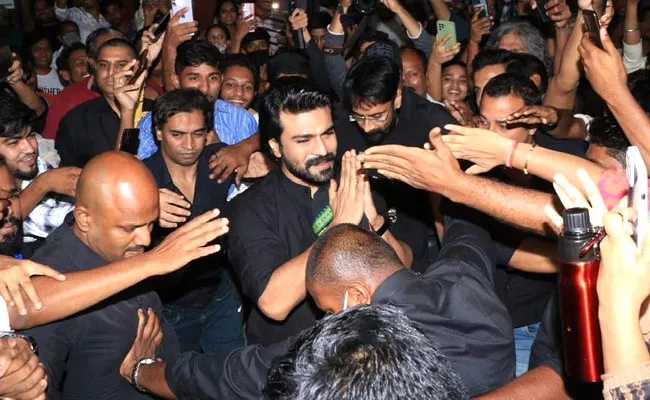 RRR: Ram Charan Mobbed By Mumbai Fans At Bandra - Sakshi