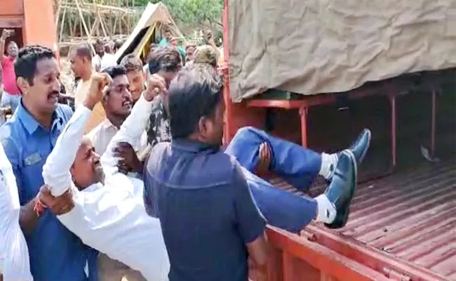 Telangana: Journalists Arrest Protests At Yadadri - Sakshi