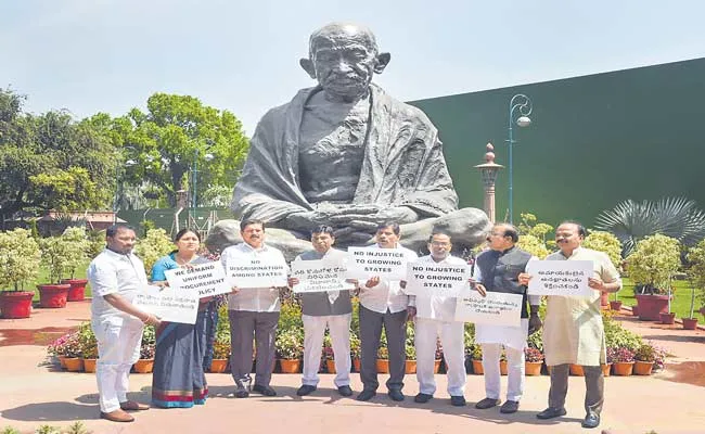 Telangana TRS MPs Walkout Of Lok Sabha Over Paddy Procurement - Sakshi