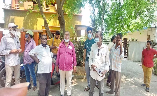 Victims Protest At Jayalakshmi MAM Cooperative Society In Kakinada - Sakshi