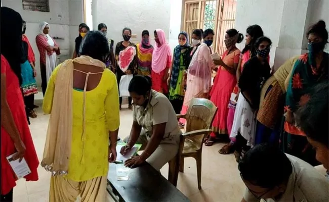 Traffickers who sent 95 women to Dubai held in Karnataka - Sakshi