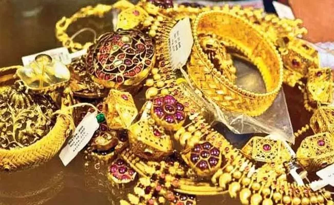 Gold Robbery For Aunt Daughter Police Arrest Bengaluru - Sakshi