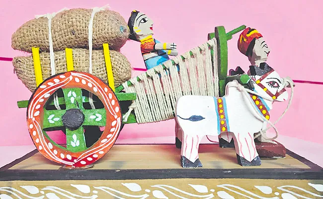 Kondapalli Bommalu Significance: Women Plays Role In Making Toys - Sakshi