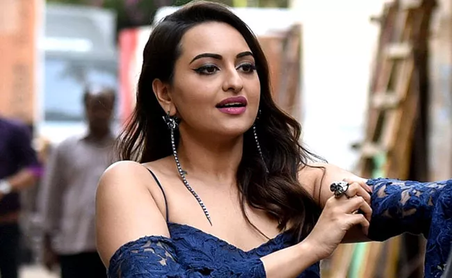 Sonakshi Sinha Fan Threatens Her In The Khatra Khatra Show - Sakshi