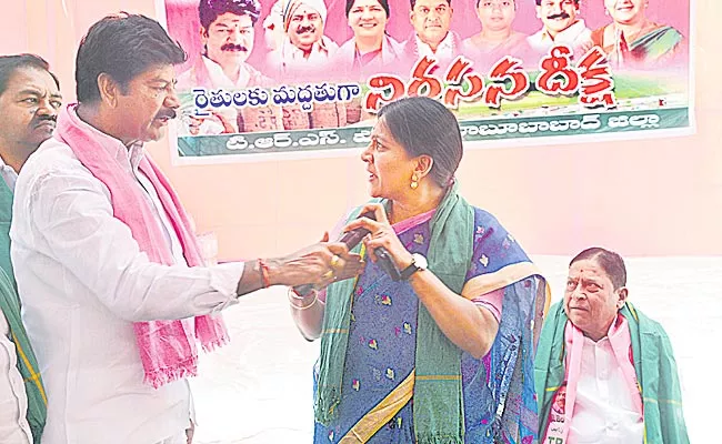 TRS MLA Shankar Nayak Rude Behaviour With MP Kavitha At Mahabubabad - Sakshi