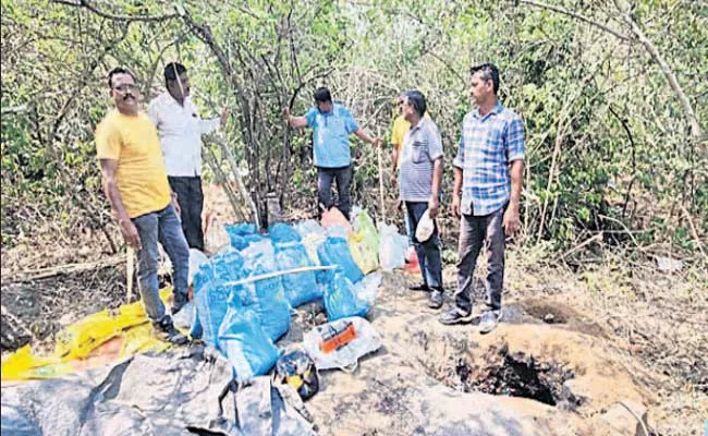 420 Liters Of Sara Seized In Srikakulam - Sakshi