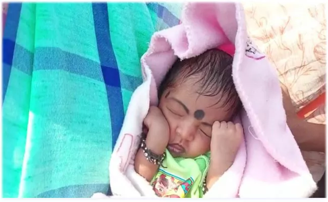 Parents Leaves New Born Girl At Hospital In Nandyal district - Sakshi