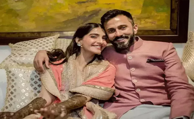 Sonam Kapoor Anand Ahuja Delhi Residence Robbed Of Cash And Jewellery - Sakshi