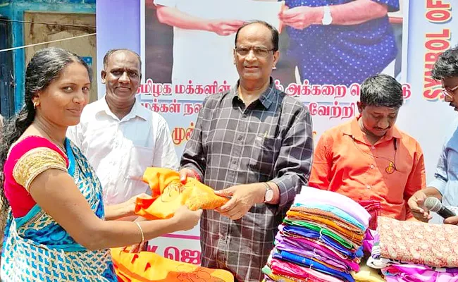 Tamil Nadu Telugu Yuva Sakthi President kethireddy Jagadishwar Reddy Distribute Sarees - Sakshi