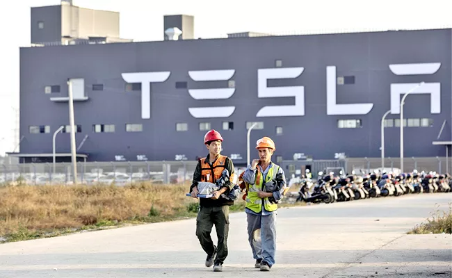 Elon Musk Tesla halts production at the Shanghai plant - Sakshi