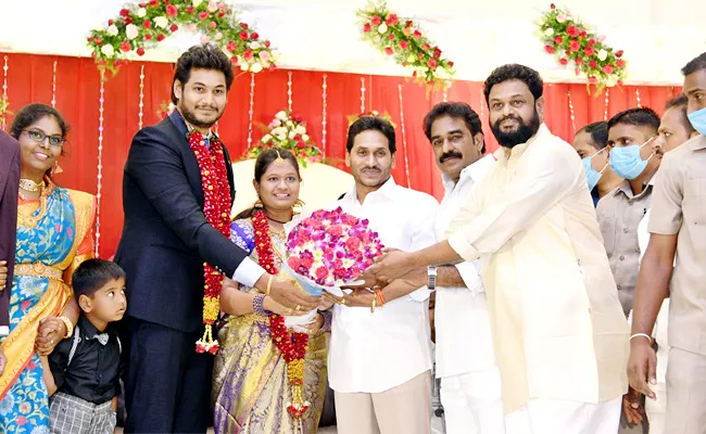 CM YS Jagan Attends Wedding Reception at Mangalagiri - Sakshi