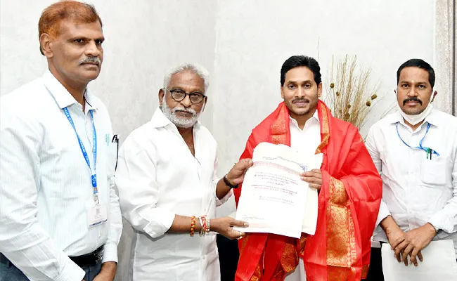 YV Subba Reddy Meets CM YS Jagan at Tadepalli CM Camp Office - Sakshi