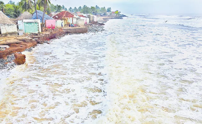 Asani cyclone moving towards Odisha near Visakhapatnam - Sakshi