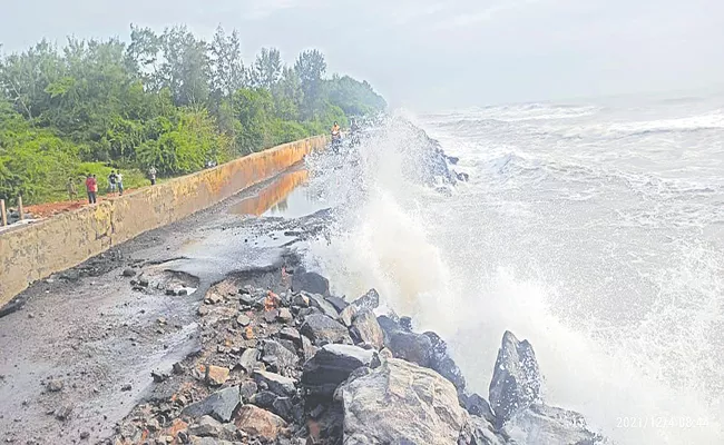 Cyclone Asani Effect To Machilipatnam Bapatla Beach Areas - Sakshi