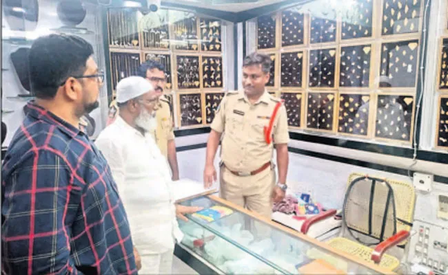 Two Kilograms Of Gold Stolen In Kadapa - Sakshi