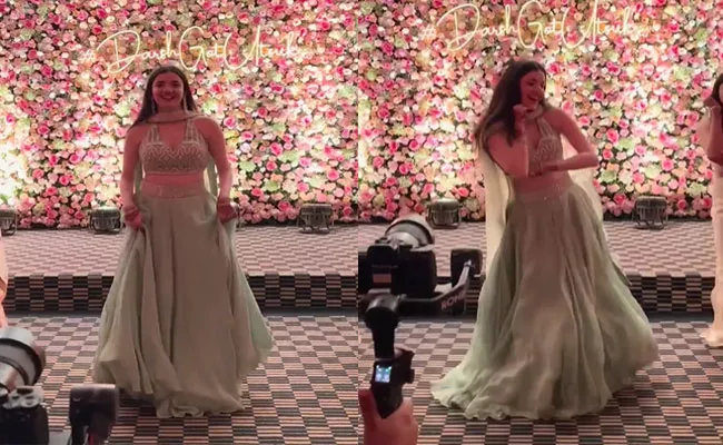 Viral Video: Cute Bridesmaid Steals The Show With Her Dance on Chitta Kukkad - Sakshi