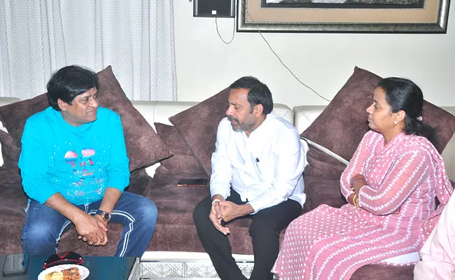 Actor ALi visited Former MLA Vijaya Prasad House at Visakhapatnam - Sakshi