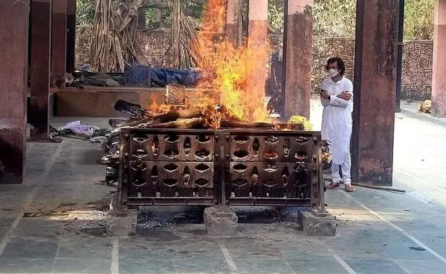 Ustad Zakir Hussain Attend Friend Shivkumar Sharma Last Rites - Sakshi