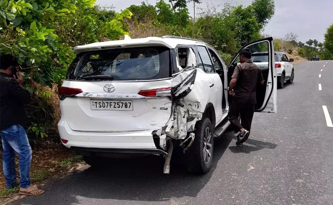 Puttaparthi MLA Sridhar Reddy car Accident Over Rescue Snake - Sakshi