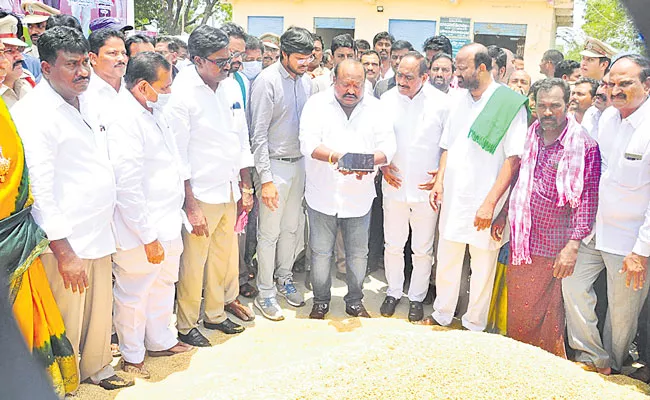 Telangana Minister Gangula Kamalakar Comments On Rice Millers - Sakshi