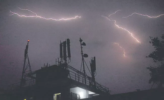 11 People Injured By Lightning Strike In Sircilla District - Sakshi